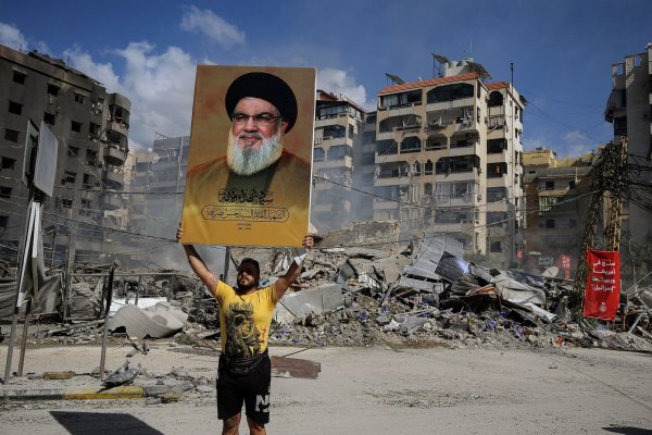 Ein Anhänger mit einem Poster des getöteten Hisbollah-Generalsekretärs Nasrallah. - © Marwan Naamani/dpa