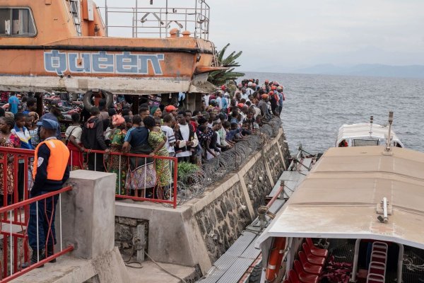 Nach dem Kentern einer Fähre versammeln sich Menschen am Hafen von Goma (aktuell) - © Moses Sawasawa/AP/dpa