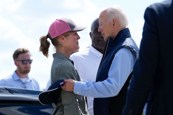 «Wir lassen Euch nicht im Stich», verspricht Biden den Betroffenen. - © Susan Walsh/AP/dpa