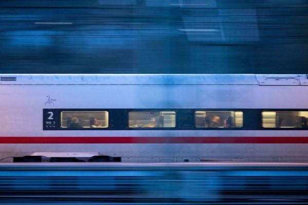 Ein ICE fährt aus dem Stuttgarter Hauptbahnhof heraus (Aufnahme mit Langzeitbelichtung). - © Marijan Murat/dpa