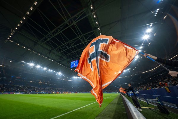 Während der Partie von Donezk gegen Bergamo in Gelsenkirchen blieb es ruhig. Nach der Partie sorgten mutmaßliche Schalke-Ultras für einen Polizeieinsatz. - © David Inderlied/dpa