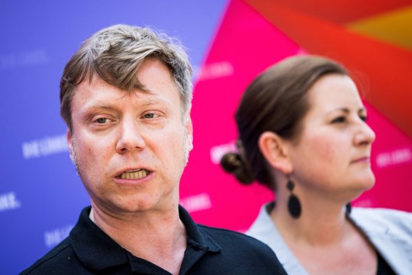 Die Linke-Bundesvorsitzenden Martin Schirdewan und Janine Wissler bei einer Pressekonferenz in Berlin. - © Carsten Koall/dpa