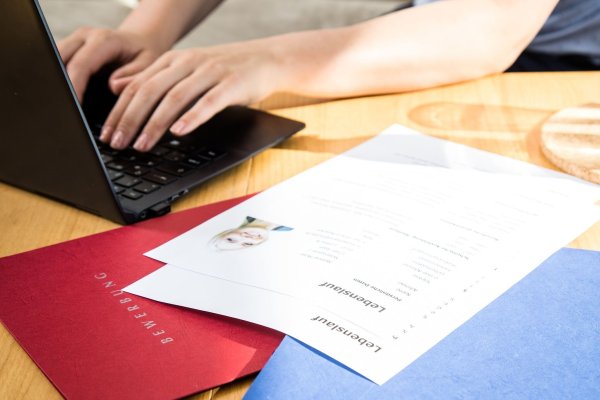 Heute kein Muss mehr: Das Bewerbungsfoto auf dem Lebenslauf. - © Christin Klose/dpa-tmn
