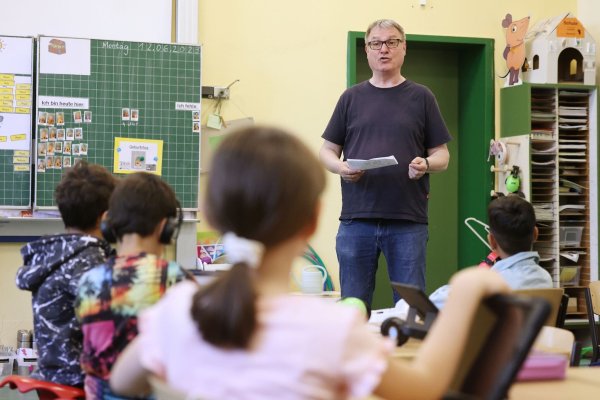 Schulleiter Klaus Hagge in einer der Klassen des GGS Sandstraße in Duisburg. - © David Young/dpa