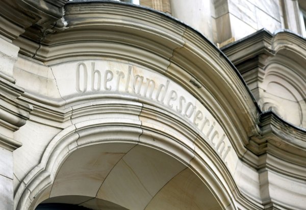 Das Wort «Oberlandesgericht» ist am Eingang in Stein gemeißelt. - © Roland Weihrauch/dpa