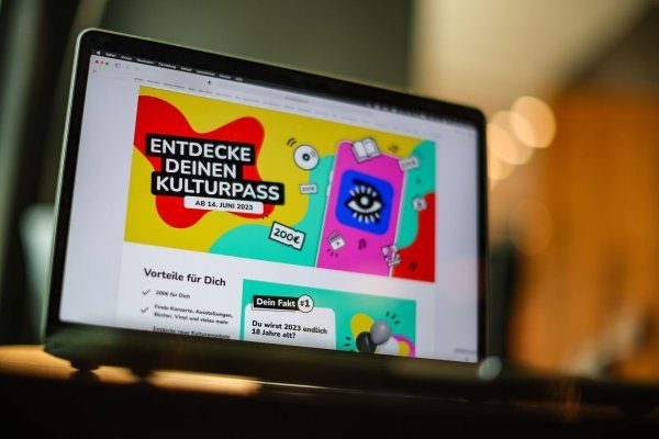 18-Jährige können sich nun an in einer App für den Kulturpass registrieren. Mit dem Pass erhalten alle, die im laufenden Jahr 18 Jahre alt sind oder noch werden, 200 Euro für die Nutzung lokaler Kulturangebote. - © Jan Woitas/dpa