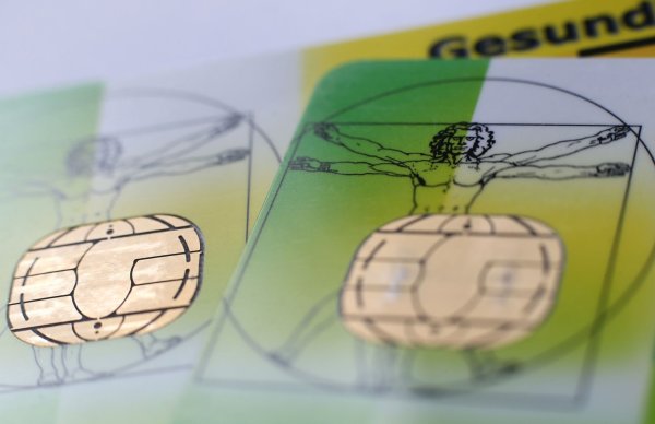 Bundesgesundheitsminister Karl Lauterbach hat angekündigt, dass das E-Rezept bald auch über die Versichertenkarte eingelöst werden kann. Die meisten Apotheken sind darauf vorbereitet. Offen bleibt aber, ob Ärzte diese Option nutzen. - © Karl-Josef Hildenbrand/dpa