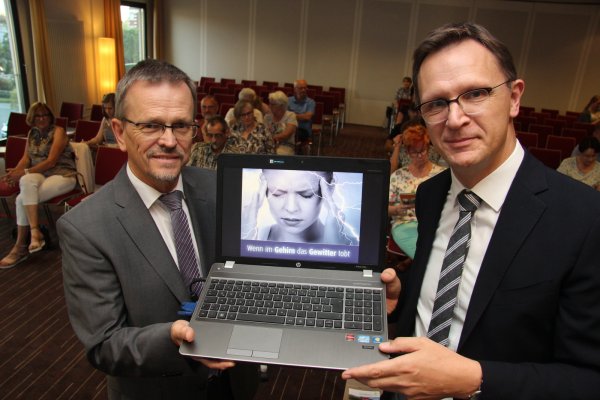 Wenn die Blitze einschlagen: Dr. Jörg Kühne (links) und Prof. Dr. Christoph Redecker hatten gestern Abend viele Fakten und Informationen zum Thema Kopfschmerzen im Gepäck. - © Backe