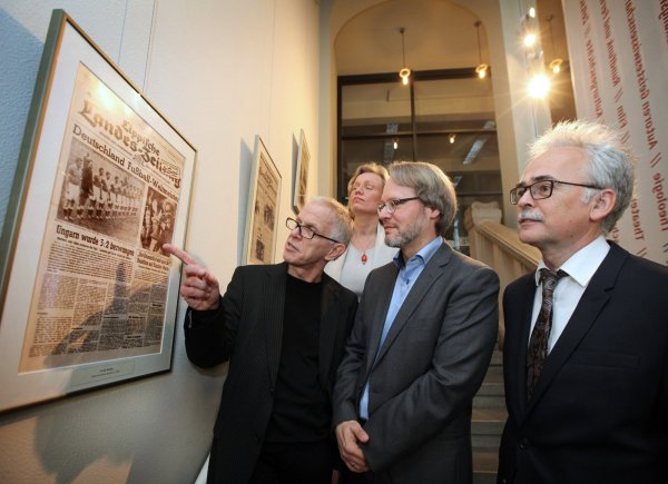 Sternstunde für die junge Bundesrepublik: 1954 feiert Deutschland den Fußball-Weltmeistertitel. Die LZ berichtet auf der Titelseite, die (von links) LZ-Redakteur Michael Dahl, Anke Peithmann, Bibliotheksleiter Dr. Joachim Eberhardt und Rainer Giesdorf betrachten. - © Bernhard Preuss
