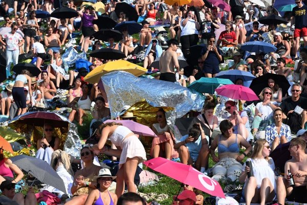 Vor dem vorletzten Konzert von Superstar Taylor Swift harrten die Fans stundenlang bei Hitze vor dem Olympiastadion aus. - © Felix Hörhager/dpa