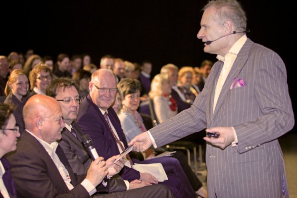 Ein Hörbuch als Dankeschön: Professor Lothar Seiwert belohnt Heinz Holey, weil dieser im Hangar mitgemacht hat. Rechts neben ihm sitzen LZ-Chef vom Dienst Martin Teschke und LZ-Geschäftsführer Ralf Freitag, der die Veranstaltung moderiert hat. - © Gerstendorf-Welle