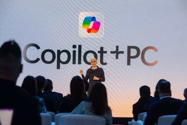 Microsoft-Chef Satya Nadella stellt die Vision für eine PC-Architektur vor, die auf den Einsatz Künstlicher Intelligenz ausgerichtet sein soll. - © Andrej Sokolow/dpa