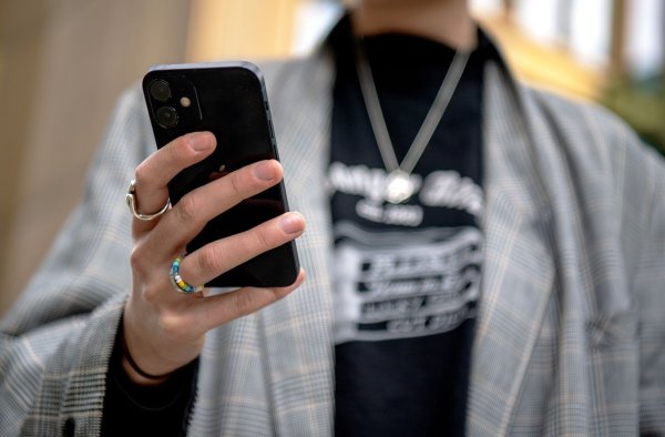 Wenn auf dem iPhone eigentlich gelöschte Fotos wieder auftauchen, kann das ein Problem sein. Apples will das jetzt gelöst haben. - © Bernd Diekjobst/dpa-tmn/dpa