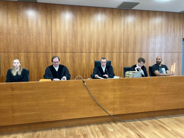 Die 1. Große Jugendkammer des Landgerichts Kassel vor Beginn der Verhandlung im Fall der getöteten 14-Jährigen aus Bad Emstal. - © Nicole Schippers/dpa