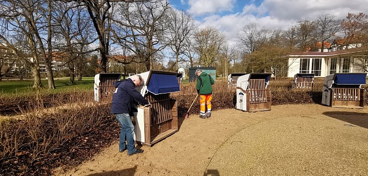 Die Strandkörbe nehmen im Kurpark ihre Plätze ein. Ab sofort kann hier wieder die Sonne genossen werden.  - © Staatsbad Salzuflen