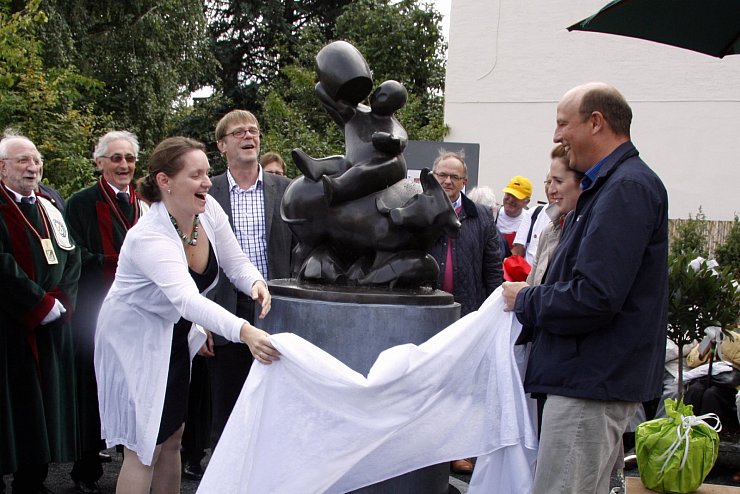 35-Jähriges: Im August 2011 wird mit Bürgermeister Rainer Heller (rechts) das Borrelmaneke am Hasselter Platz enthüllt. - © Privat