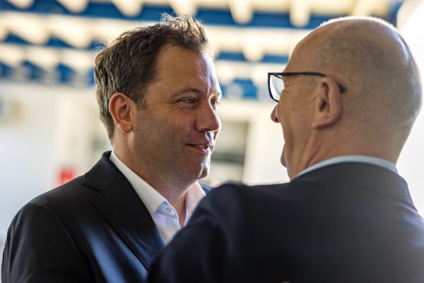 SPD-Chef Lars Klingbeil dringt auf die Prüfung eines AfD-Verbotsverfahrens. Hier im Gespräch mit Dietmar Woidke (r), Brandenburgs Ministerpräsident und SPD-Landesvorsitzender. - © Frank Hammerschmidt/dpa