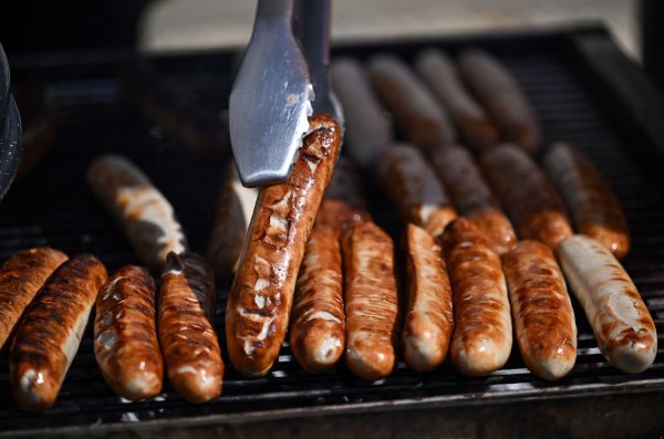 Fleisch auf dem Grill muss für viele sein. (Archivbild) - © Martin Schutt/dpa