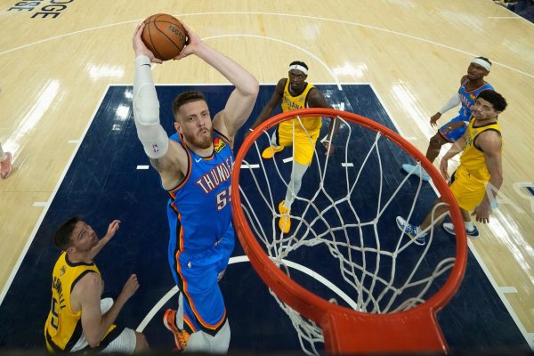 Isaiah Hartenstein hat im letzten Spiel der Saison Heimrecht mit den Oklahoma City Thunder. - © Abbie Parr/AP/dpa