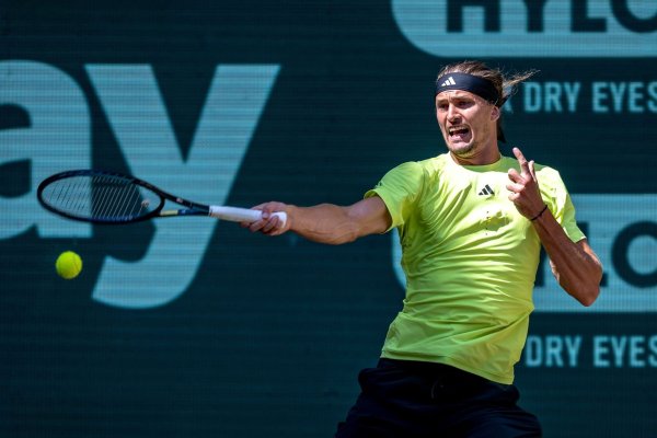 Alexander Zverev hat den Einzug ins Halle-Finale verpasst. - © David Inderlied/dpa