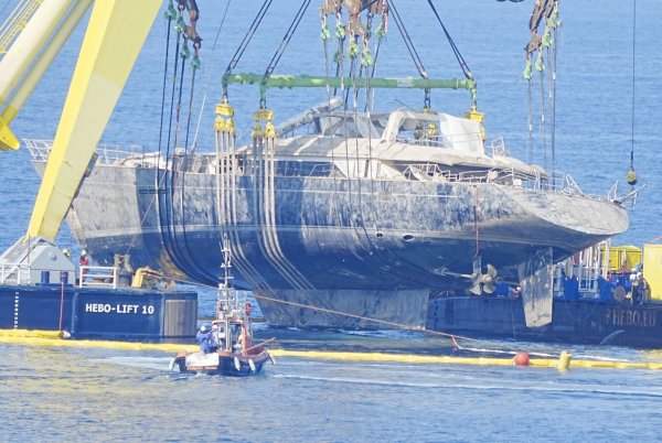Nach zehn Monaten wurde die Luxusyacht komplett aus dem Wasser gehoben. - © Peter Byrne/PA Wire/dpa