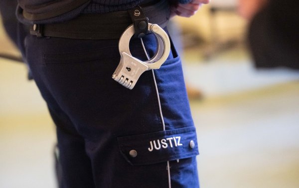 Bei der Flucht aus dem Gerichtssaal verletzte der Straftäter einen JVA-Beamten. (Symbolbild) - © Benjamin Westhoff/dpa