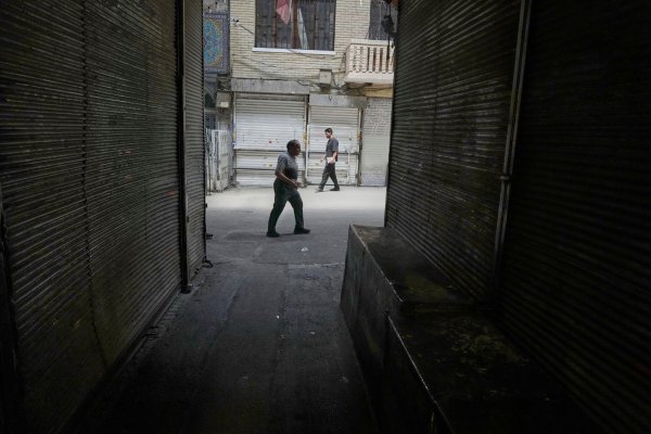 Nach seiner Festnahme im vergangenen Jahr wurde ein deutscher Tourist ins Gefängnis nach Teheran gebracht. (Archivbild) - © Vahid Salemi/AP/dpa