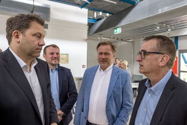 SPD-Chef Lars Klingbeil will sich für Industriearbeitsplätze in Stahlwerken einsetzen. - © Frank Hammerschmidt/dpa