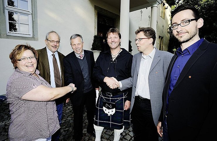 Petra Rose mit Professor Thomas Brune, Dr. Albert Hüser, Klaus Düwel, Friedemann Draeger und René Meistrell (von links). - © Foto: Krull