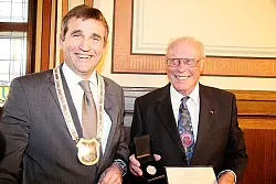 Dieter Dargatz (r.) freut sich über den von Bürgermeister Christian Liebrecht verliehenen Ehrentaler. - © Foto: Becker