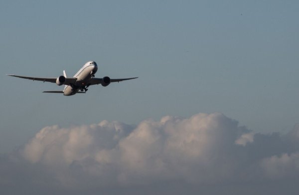 Eine Passagiermaschine startet von einem Flughafen. - © Julia Cebella/dpa/Symbolbild