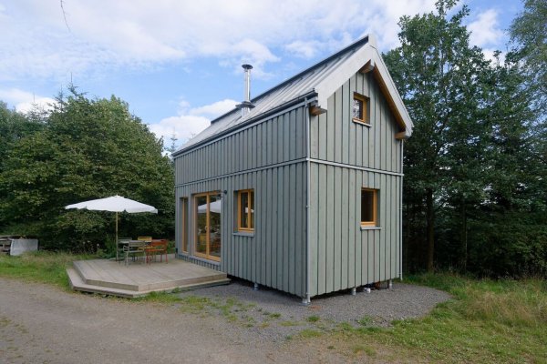 Ein Muster eines "Organic Tiny House" steht auf dem Gelände der Firma Gelzhäuser GmbH. - © Henning Kaiser/dpa
