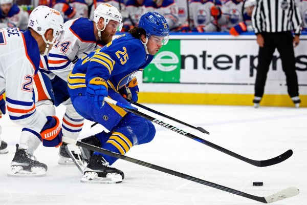 Die Edmonton Oilers (weiße Trikots) mussten sich den Buffalo Sabres geschlagen geben. - © Jeffrey T. Barnes/AP/dpa