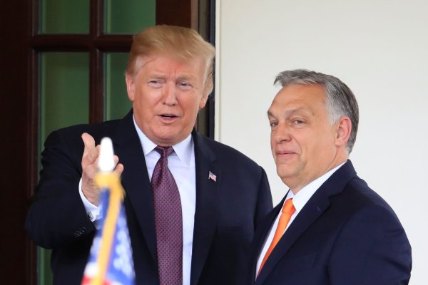 Donald Trump und Viktor Orban im Januar 2022 im Weißen Haus. - © Manuel Balce Ceneta/AP/dpa