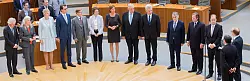 Der Minister für Bundesangelegenheiten Stephan Holthoff-Pförtner (l-r, CDU), die Ministerin für Kultur und Wissenschaft, Isabel Pfeiffer-Poensgen (CDU), die Umwelt- und Landwirtschaftsministerin Christina Schulze Föcking (CDU), der Verkehrsminister Hendrik Wüst (CDU), der Justizminister Peter Biesenbach (CDU), die Ministerin für Heimat, Kommunales, Bauen und Gleichstellung, Ina Schnarrenbach (CDU), die Schulministerin Yvonne Gebauer (FDP), der Minister für Arbeit, Gesundheit und Soziales, Karl-Josef Laumann (CDU), der Minister für Wirtschaft, Energie, Digitales und Innovation, Andreas Pinkwart (FDP), der Innenminister Herbert Reul (CDU), der Finanzminister Lutz Lienenkämper (CDU), und der Minister für Kinder, Jugend, Familie, Flüchtlinge und Integration, Joachim Stamp (FDP), werden am 30.06.2017 im Landtag in Düsseldorf (Nordrhein-Westfalen) von Landtagspräsident Andre Kuper (CDU, r) vereidigt, während Ministerpräsident Armin Laschet (CDU, 2.v.r) daneben steht. Das neue schwarz-gelbe Kabinett wurde vereidigt. - © dpa