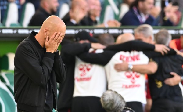 Kölner Jubel, Wolfsburger Entsetzen: VfL-Trainer Paul Simonis nach dem späten 3:3. - © dpa