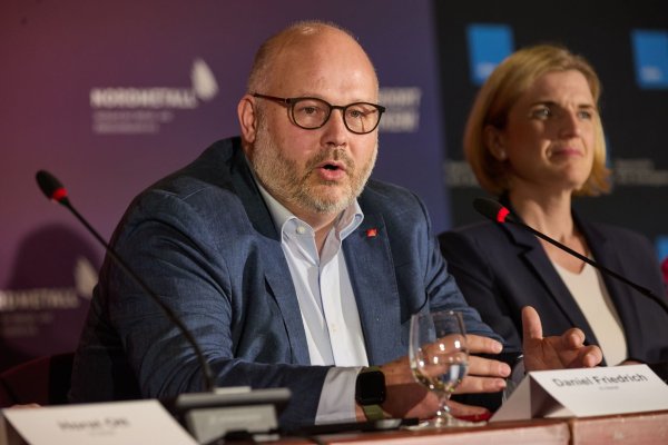 Bezirksleiter Friedrich, hier neben Lürssen-Managerin Lena Ströbele, will Sicherheit für die Beschäftigten der NVL-Werften. (Archivbild) - © Georg Wendt/dpa