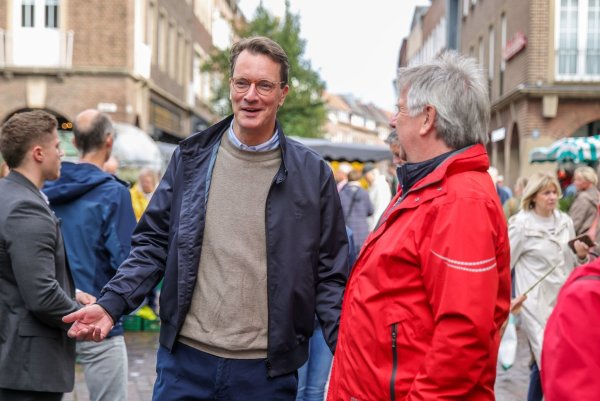 Hendrik Wüst appelliert an die Bürger in Nordrhein-Westfalen: Sie sollen wählen gehen. - © Christoph Reichwein/dpa