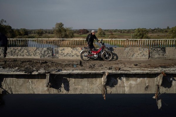 Die Brücken über den Fluss Oskil bei Kupjansk sind nach dreieinhalb Jahren Krieg weitgehend zerstört. (Archivbild) - © Evgeniy Maloletka/AP/dpa
