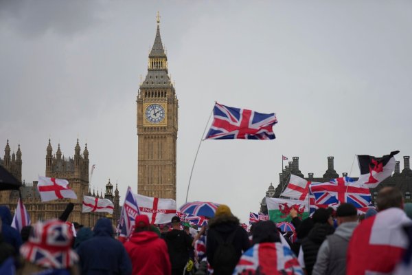 Angeführt und organisiert wurde die rechte Großdemo von dem bekannten britischen Rechtsextremisten Tommy Robinson. - © Joanna Chan/AP/dpa