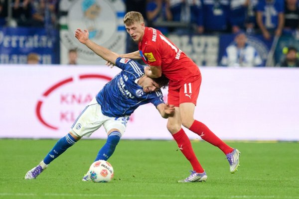 Alexander Bernhardsson (r) machte in einem engen Spiel mit seinem Tor den Unterschied. - © Bernd Thissen/dpa