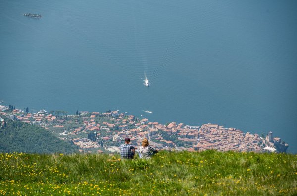 Am Gardasee, der bei Deutschen besonders beliebt ist, gibt es einen schweren Ausbruch des Norovirus. - © Daniel Reinhardt/dpa