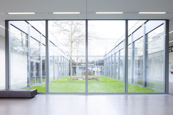 Drinnen mit großem Energieaufwand klimatisiert, draußen mehr Grün: Das Museum Folkwang in Essen arbeitet an seinem CO2-Abdruck. - © Marcel Kusch/dpa