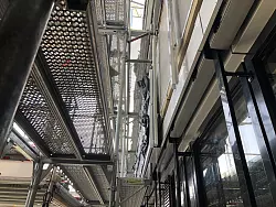 6000 Quadratmeter Fensterfl&auml;che werden ausgetauscht &ndash; im Ergebnis gibt es ein Drittel mehr Tageslicht. - &copy; Martin Hostert