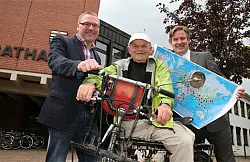 Heinz St&uuml;cke wird von Marketingchef Thomas Westhof (l.) und B&uuml;rgermeister Michael Berens vor dem Rathaus begr&uuml;&szlig;t. - &copy; FOTO: ANDREAS G&Ouml;TTE