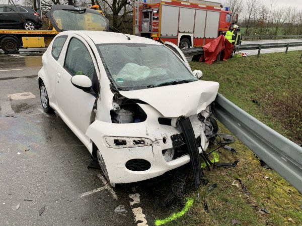 Durch die Wucht des Aufpralls wurde der weiße Toyota in die gegenüberliegende Leitplankegeschleudert. - © Freitag TV