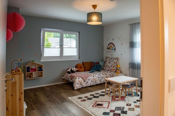 Der Teppich aus zweiter Hand, das Regal ebenso: Das Kinderzimmer auch mit gebrauchten Gegenständen einzurichten, kostet nicht nur weniger Geld, sondern ist meist auch schadstoffärmer. - © Laura Ludwig/dpa-tmn/Illustration