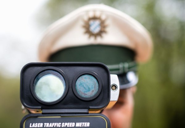 Tempoverstöße im Visier der Polizei: Was zu schnelles Fahren und andere Delikte kosten, lässt sich auch anhand eines Online-Rechners prüfen. - © Matthias Balk/dpa/dpa-tmn