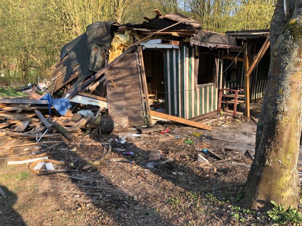 Die Baracke von Anreas V. auf dem Campingplatz "Eichwald" während der Abrissarbeiten. - © Silke Buhrmester