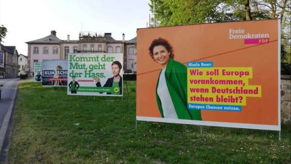 Wahlkampf: Überall hängen die Plakate der großen Parteien - wie hier am Schloss Stietencron. - © Vera Gerstendorf-Welle